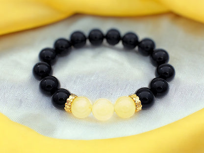 Stretchy onyx bracelet with natural white round amber stones