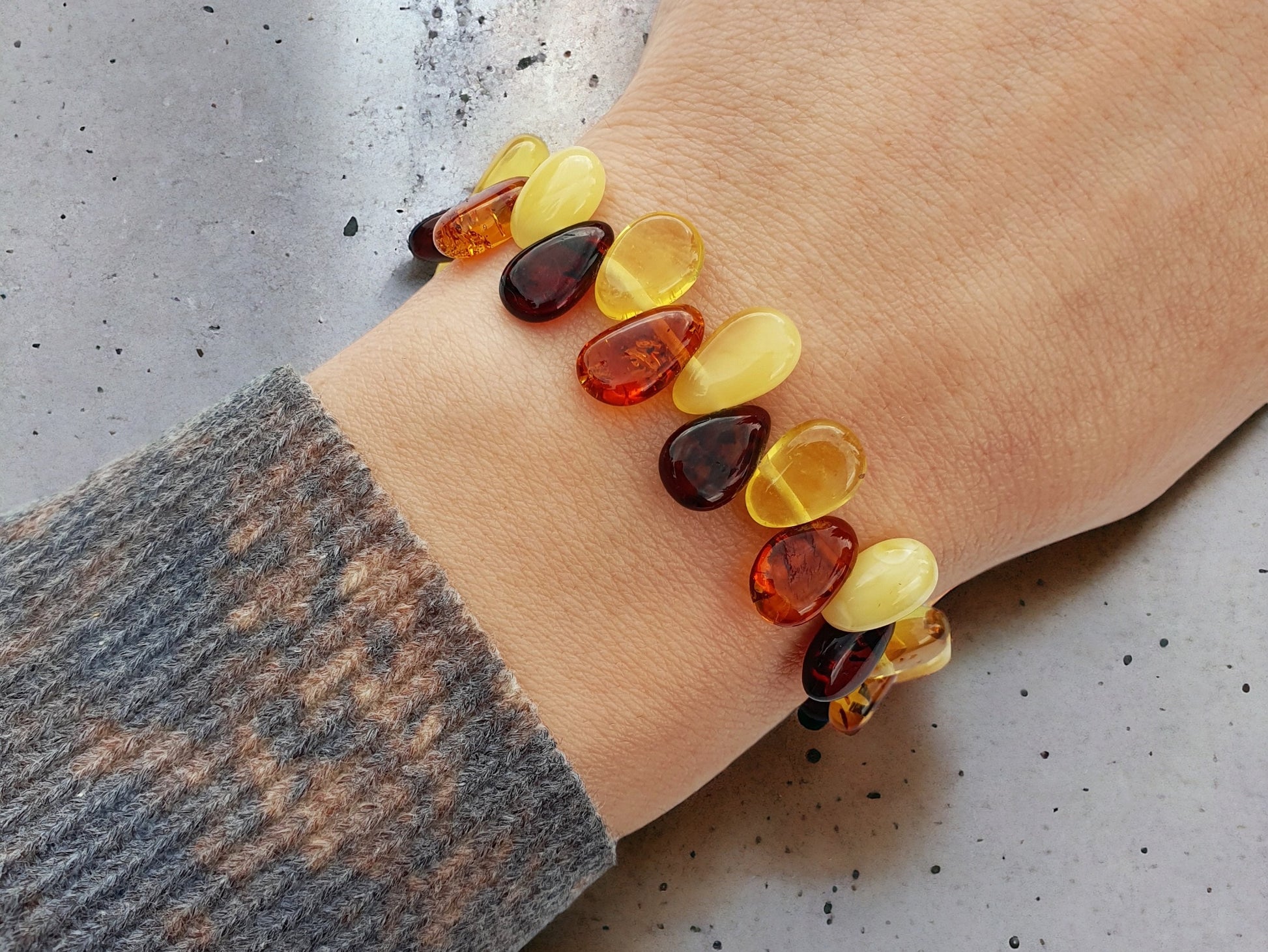 handcrafted mix color amber leaves style bracelet 